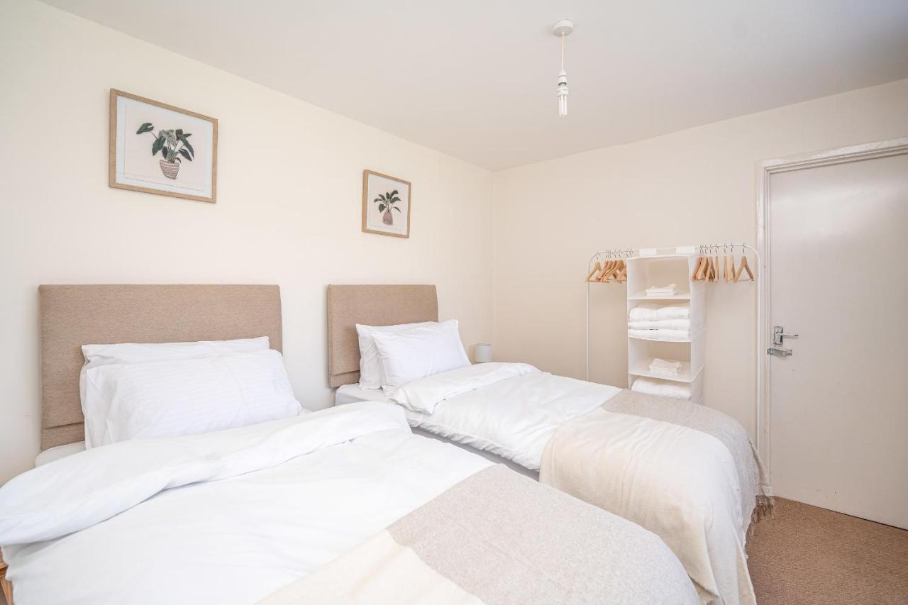 Spacious 5 Bedroom House - Sleeps 7 - 3-Car Driveway - Work - Leisure Wolverhampton Exterior photo